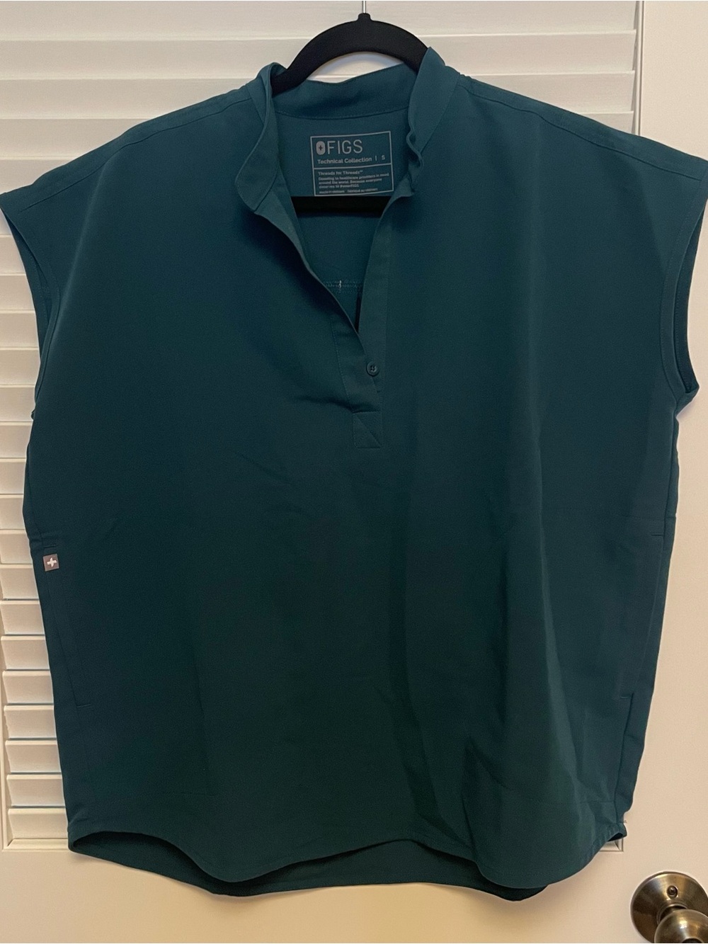 FIGS Rafaela oversized scrub top
Size Small